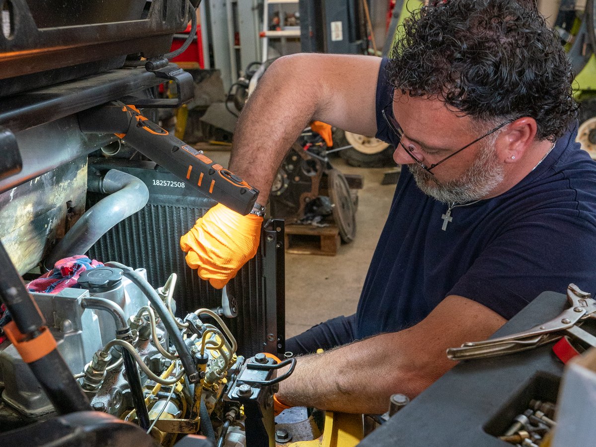 Tecnico Logitek al lavoro sul motore di un carrello elevatore in officina