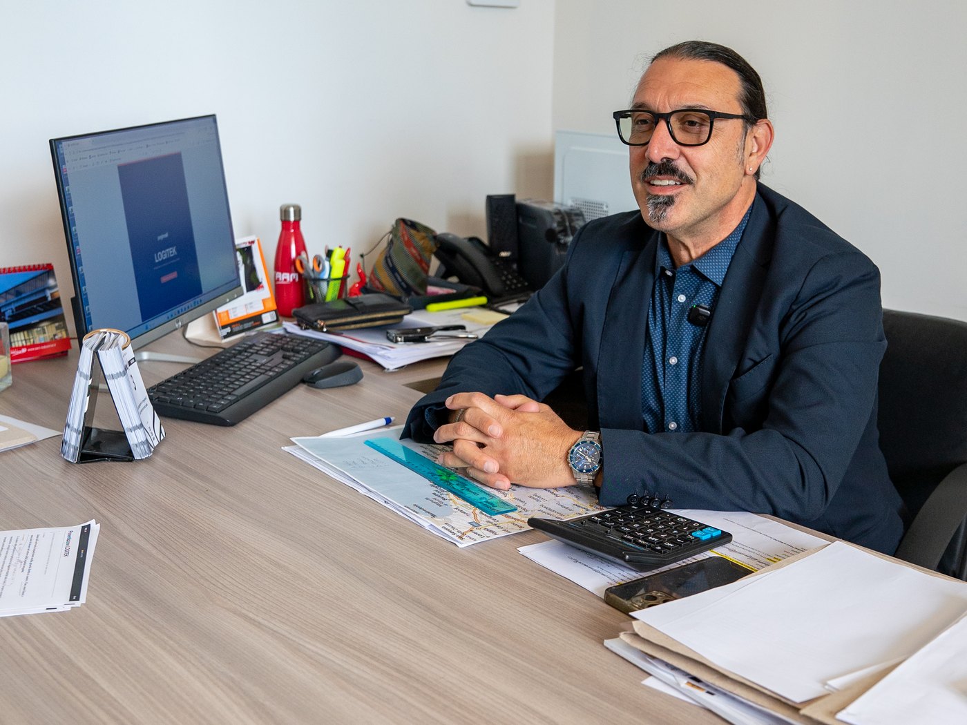 Responsabile Logitek in ufficio durante una consulenza per la scelta del carrello elevatore